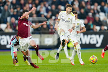 2022-01-16 - Leeds United midfielder Mateusz Klich (43) and West Ham United midfielder Declan Rice (41) during the English championship Premier League football match between West Ham United and Leeds United on January 16, 2022 at the London Stadium in London, England - WEST HAM UNITED VS LEEDS UNITED - ENGLISH PREMIER LEAGUE - SOCCER