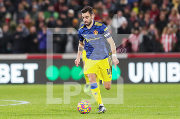 2022-01-20 - Manchester United Midfielder Bruno Fernandes during the English championship Premier League football match between Brentford and Manchester United on January 19, 2022 at Brentford Community Stadium in Brentford, England - BRENTFORD VS MANCHESTER UNITED - ENGLISH PREMIER LEAGUE - SOCCER