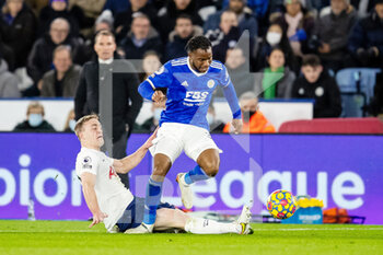 2022-01-19 - Leicester City Forward Ademola Lookman (37) and Oliver Skipp (29) of Tottenham during the English championship Premier League football match between Leicester City and Tottenham Hotspur on January 19, 2022 at the King Power Stadium in Leicester, England - LEICESTER CITY VS TOTTENHAM HOTSPUR - ENGLISH PREMIER LEAGUE - SOCCER