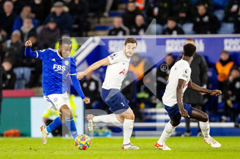 2022-01-19 - Leicester City Forward Ademola Lookman (37) battles with Harry Winks (8) and Davinson Sanchez of Tottenham during the English championship Premier League football match between Leicester City and Tottenham Hotspur on January 19, 2022 at the King Power Stadium in Leicester, England - LEICESTER CITY VS TOTTENHAM HOTSPUR - ENGLISH PREMIER LEAGUE - SOCCER