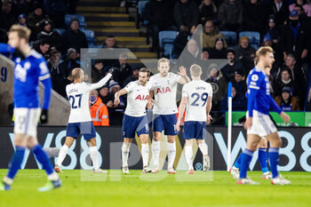 2022-01-19 - Harry Kane (10) of Tottenham Hotspur celebrates his goal with team mates 1-1 during the English championship Premier League football match between Leicester City and Tottenham Hotspur on January 19, 2022 at the King Power Stadium in Leicester, England - LEICESTER CITY VS TOTTENHAM HOTSPUR - ENGLISH PREMIER LEAGUE - SOCCER