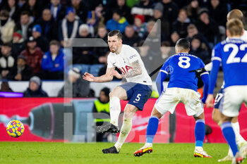 2022-01-19 - Pierre-Emile Hojbjerg (5) of Tottenham Hotspur during the English championship Premier League football match between Leicester City and Tottenham Hotspur on January 19, 2022 at the King Power Stadium in Leicester, England - LEICESTER CITY VS TOTTENHAM HOTSPUR - ENGLISH PREMIER LEAGUE - SOCCER