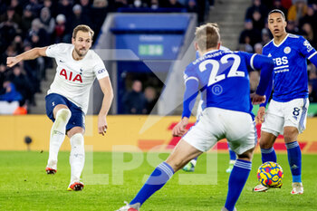 2022-01-19 - Harry Kane (10) of Tottenham Hotspur shoots during the English championship Premier League football match between Leicester City and Tottenham Hotspur on January 19, 2022 at the King Power Stadium in Leicester, England - LEICESTER CITY VS TOTTENHAM HOTSPUR - ENGLISH PREMIER LEAGUE - SOCCER