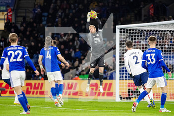 2022-01-19 - Leicester City Goalkeeper Kasper Schmeichel (1) catches ball during the English championship Premier League football match between Leicester City and Tottenham Hotspur on January 19, 2022 at the King Power Stadium in Leicester, England - LEICESTER CITY VS TOTTENHAM HOTSPUR - ENGLISH PREMIER LEAGUE - SOCCER