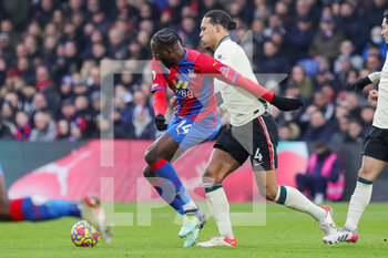 2022-01-24 - Crystal Palace 14 Jean-Philippe Mateta battles with Liverpool defender Virgil van Dijk (4) during the English championship Premier League football match between Crystal Palace and Liverpool on January 23, 2022 at Selhurst Park in London, England - CRYSTAL PALACE VS LIVERPOOL - ENGLISH PREMIER LEAGUE - SOCCER
