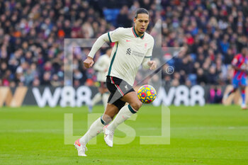 2022-01-24 - Liverpool defender Virgil van Dijk (4) during the English championship Premier League football match between Crystal Palace and Liverpool on January 23, 2022 at Selhurst Park in London, England - CRYSTAL PALACE VS LIVERPOOL - ENGLISH PREMIER LEAGUE - SOCCER