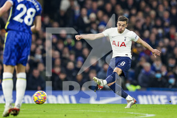 2022-01-23 - Harry Winks (8) of Tottenham Hotspur during the English championship Premier League football match between Chelsea and Tottenham Hotspur on January 23, 2022 at Stamford Bridge in London, England - CHELSEA VS TOTTENHAM HOTSPUR - ENGLISH PREMIER LEAGUE - SOCCER