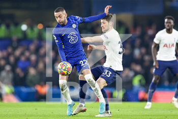 2022-01-23 - Hakim Ziyech (22) of Chelsea and Ben Davies (33) of Tottenham Hotspur during the English championship Premier League football match between Chelsea and Tottenham Hotspur on January 23, 2022 at Stamford Bridge in London, England - CHELSEA VS TOTTENHAM HOTSPUR - ENGLISH PREMIER LEAGUE - SOCCER