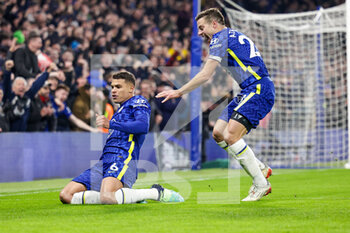 2022-01-23 - Thiago Silva (6) of Chelsea celebrates a goal 2-0 with Cesar Azpilicueta during the English championship Premier League football match between Chelsea and Tottenham Hotspur on January 23, 2022 at Stamford Bridge in London, England - CHELSEA VS TOTTENHAM HOTSPUR - ENGLISH PREMIER LEAGUE - SOCCER