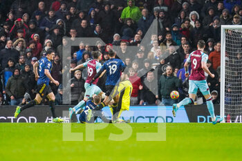 2022-02-08 - Burnley forward Jay Rodriguez (19) scores a goal to make the score 1-1 during the English championship Premier League football match between Burnley and Manchester United on February 8, 2022 at Turf Moor in Burnley, England - BURNLEY VS MANCHESTER UNITED - ENGLISH PREMIER LEAGUE - SOCCER