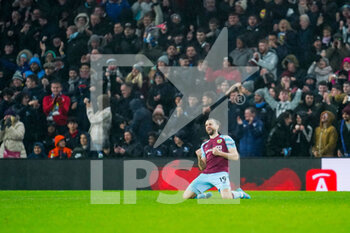 2022-02-08 - Burnley forward Jay Rodriguez (19) scores a goal and celebrates to make the score 1-1 during the English championship Premier League football match between Burnley and Manchester United on February 8, 2022 at Turf Moor in Burnley, England - BURNLEY VS MANCHESTER UNITED - ENGLISH PREMIER LEAGUE - SOCCER