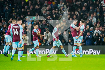 2022-02-08 - Burnley forward Jay Rodriguez (19) scores a goal and celebrates to make the score 1-1 during the English championship Premier League football match between Burnley and Manchester United on February 8, 2022 at Turf Moor in Burnley, England - BURNLEY VS MANCHESTER UNITED - ENGLISH PREMIER LEAGUE - SOCCER
