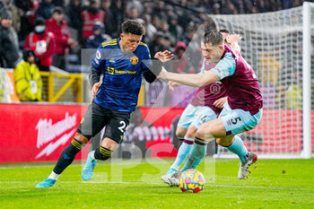 2022-02-08 - Manchester United midfielder Jadon Sancho (25) wrestles with Burnley defender James Tarkowski (5) during the English championship Premier League football match between Burnley and Manchester United on February 8, 2022 at Turf Moor in Burnley, England - BURNLEY VS MANCHESTER UNITED - ENGLISH PREMIER LEAGUE - SOCCER