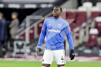 2022-02-08 - Kurt Zouma (4) of West Ham United warms up ahead of the English championship Premier League football match between West Ham United and Watford on February 8, 2022 at the London Stadium in London, England - WEST HAM UNITED VS WATFORD - ENGLISH PREMIER LEAGUE - SOCCER