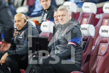 2022-02-08 - David Moyes Manager of West Ham United warms up ahead of the English championship Premier League football match between West Ham United and Watford on February 8, 2022 at the London Stadium in London, England - WEST HAM UNITED VS WATFORD - ENGLISH PREMIER LEAGUE - SOCCER