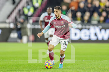 2022-02-08 - Pablo Fornals (8) of West Ham United during the English championship Premier League football match between West Ham United and Watford on February 8, 2022 at the London Stadium in London, England - WEST HAM UNITED VS WATFORD - ENGLISH PREMIER LEAGUE - SOCCER