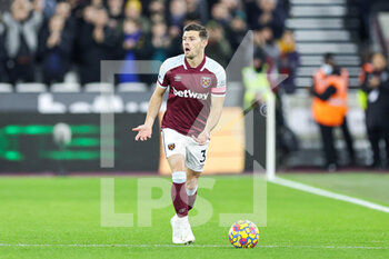 2022-02-08 - Aaron Cresswell (3) of West Ham United during the English championship Premier League football match between West Ham United and Watford on February 8, 2022 at the London Stadium in London, England - WEST HAM UNITED VS WATFORD - ENGLISH PREMIER LEAGUE - SOCCER
