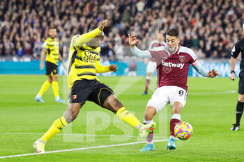 2022-02-08 - Edo Kayembe (39) of Watford tussles with Pablo Fornals (8) of West Ham United during the English championship Premier League football match between West Ham United and Watford on February 8, 2022 at the London Stadium in London, England - WEST HAM UNITED VS WATFORD - ENGLISH PREMIER LEAGUE - SOCCER
