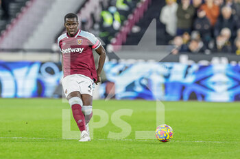 2022-02-08 - Kurt Zouma (4) of West Ham United during the English championship Premier League football match between West Ham United and Watford on February 8, 2022 at the London Stadium in London, England - WEST HAM UNITED VS WATFORD - ENGLISH PREMIER LEAGUE - SOCCER