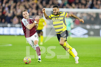 2022-02-08 - Joshua King (7) of Watford tussles with Vladimir Coufal (5) of West Ham United during the English championship Premier League football match between West Ham United and Watford on February 8, 2022 at the London Stadium in London, England - WEST HAM UNITED VS WATFORD - ENGLISH PREMIER LEAGUE - SOCCER