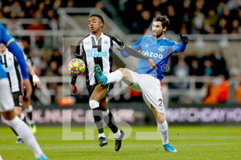 2022-02-08 - Newcastle United midfielder Joe Willock (28) challenges with Everton midfielder Andre Gomes (21) during the English championship Premier League football match between Newcastle United and Everton on February 8, 2022 at St James's Park in Newcastle, England - NEWCASTLE UNITED VS EVERTON - ENGLISH PREMIER LEAGUE - SOCCER