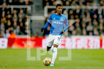 2022-02-08 - Everton midfielder Demarai Gray during the English championship Premier League football match between Newcastle United and Everton on February 8, 2022 at St James's Park in Newcastle, England - NEWCASTLE UNITED VS EVERTON - ENGLISH PREMIER LEAGUE - SOCCER