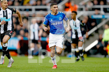 2022-02-08 - Everton midfielder Allan during the English championship Premier League football match between Newcastle United and Everton on February 8, 2022 at St James's Park in Newcastle, England - NEWCASTLE UNITED VS EVERTON - ENGLISH PREMIER LEAGUE - SOCCER