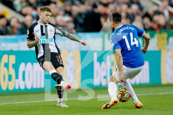 2022-02-08 - Newcastle United defender Kieran Trippier (15) and Everton midfielder Andros Townsend (14) during the English championship Premier League football match between Newcastle United and Everton on February 8, 2022 at St James's Park in Newcastle, England - NEWCASTLE UNITED VS EVERTON - ENGLISH PREMIER LEAGUE - SOCCER