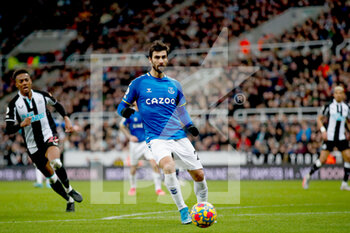 2022-02-08 - Everton midfielder Andre Gomes during the English championship Premier League football match between Newcastle United and Everton on February 8, 2022 at St James's Park in Newcastle, England - NEWCASTLE UNITED VS EVERTON - ENGLISH PREMIER LEAGUE - SOCCER