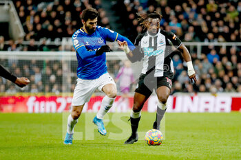 2022-02-08 - Everton midfielder Andre Gomes (21) and Newcastle United forward Allan Saint-Maximin (10) during the English championship Premier League football match between Newcastle United and Everton on February 8, 2022 at St James's Park in Newcastle, England - NEWCASTLE UNITED VS EVERTON - ENGLISH PREMIER LEAGUE - SOCCER