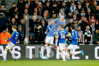2022-02-08 - Everton defender Mason Holgate (4) scores a goal and celebrates to make the score 0-1 during the English championship Premier League football match between Newcastle United and Everton on February 8, 2022 at St James's Park in Newcastle, England - NEWCASTLE UNITED VS EVERTON - ENGLISH PREMIER LEAGUE - SOCCER