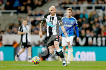 2022-02-08 - Newcastle United midfielder Jonjo Shelvey during the English championship Premier League football match between Newcastle United and Everton on February 8, 2022 at St James's Park in Newcastle, England - NEWCASTLE UNITED VS EVERTON - ENGLISH PREMIER LEAGUE - SOCCER