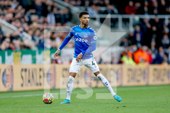 2022-02-08 - Everton defender Mason Holgate during the English championship Premier League football match between Newcastle United and Everton on February 8, 2022 at St James's Park in Newcastle, England - NEWCASTLE UNITED VS EVERTON - ENGLISH PREMIER LEAGUE - SOCCER