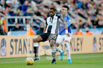 2022-02-08 - Newcastle United forward Allan Saint-Maximin (10) shields the ball from Everton defender Mason Holgate during the English championship Premier League football match between Newcastle United and Everton on February 8, 2022 at St James's Park in Newcastle, England - NEWCASTLE UNITED VS EVERTON - ENGLISH PREMIER LEAGUE - SOCCER