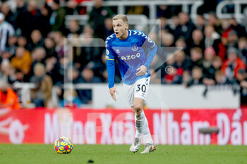 2022-02-08 - Everton midfielder Donny van de Beek during the English championship Premier League football match between Newcastle United and Everton on February 8, 2022 at St James's Park in Newcastle, England - NEWCASTLE UNITED VS EVERTON - ENGLISH PREMIER LEAGUE - SOCCER