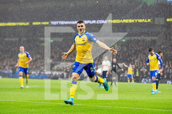 2022-02-09 - Southampton forward Mohamed Elyounoussi (24) scores and celebrates 2-2 during the English championship Premier League football match between Tottenham Hotspur and Southampton on February 9, 2022 at Tottenham Hotspur Stadium in London, United Kingdom - TOTTENHAM HOTSPUR VS SOUTHAMPTON - ENGLISH PREMIER LEAGUE - SOCCER