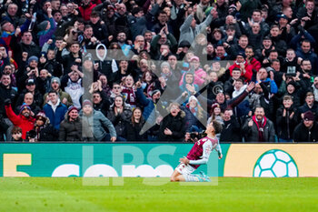 2022-02-09 - Aston Villa midfielder Philippe Coutinho (23) scores a goal and celebrates to make the score 1-1 during the English championship Premier League football match between Aston Villa and Leeds United on February 9, 2022 at Villa Park in Birmingham, England - ASTON VILLA VS LEEDS UNITED - ENGLISH PREMIER LEAGUE - SOCCER