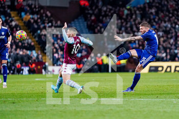 2022-02-09 - Leeds United defender Stuart Dallas (15) takes a shot during the English championship Premier League football match between Aston Villa and Leeds United on February 9, 2022 at Villa Park in Birmingham, England - ASTON VILLA VS LEEDS UNITED - ENGLISH PREMIER LEAGUE - SOCCER
