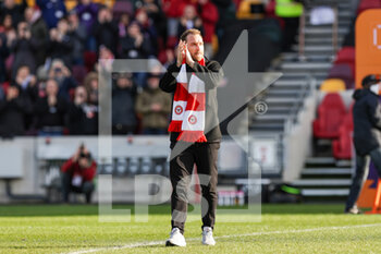 2022-02-12 - Christian Eriksen comes out to meet the home fans during the English championship Premier League football match between Brentford and Crystal Palace on February 12, 2022 at Brentford Community Stadium in Brentford, England - BRENTFORD VS CRYSTAL PALACE - ENGLISH PREMIER LEAGUE - SOCCER