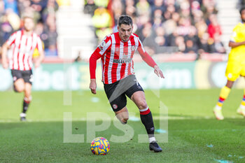 2022-02-12 - Sergi Canos (7) of Brentford during the English championship Premier League football match between Brentford and Crystal Palace on February 12, 2022 at Brentford Community Stadium in Brentford, England - BRENTFORD VS CRYSTAL PALACE - ENGLISH PREMIER LEAGUE - SOCCER