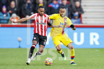 2022-02-12 - Jordan Ayew (9) of Crystal Palace tussles with Rico Henry (3) of Brentford during the English championship Premier League football match between Brentford and Crystal Palace on February 12, 2022 at Brentford Community Stadium in Brentford, England - BRENTFORD VS CRYSTAL PALACE - ENGLISH PREMIER LEAGUE - SOCCER