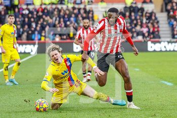 2022-02-12 - Conor Gallagher (23) of Crystal Palace goes down under the challenge from Josh Dasilva (10) of Brentford during the English championship Premier League football match between Brentford and Crystal Palace on February 12, 2022 at Brentford Community Stadium in Brentford, England - BRENTFORD VS CRYSTAL PALACE - ENGLISH PREMIER LEAGUE - SOCCER