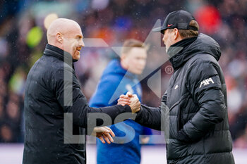 2022-02-13 - Sean Dyche of Burnley (Manager) greets Jurgen Klopp of Liverpool (Manager) during the English championship Premier League football match between Burnley and Liverpool on February 13, 2022 at Turf Moor in Burnley, England - BURNLEY VS LIVERPOOL - ENGLISH PREMIER LEAGUE - SOCCER