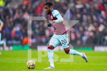 2022-02-13 - Burnley forward Maxwel Cornet during the English championship Premier League football match between Burnley and Liverpool on February 13, 2022 at Turf Moor in Burnley, England - BURNLEY VS LIVERPOOL - ENGLISH PREMIER LEAGUE - SOCCER
