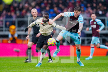 2022-02-13 - Burnley forward Wout Weghorst (9) wrestles with Liverpool midfielder Naby Keita (8) during the English championship Premier League football match between Burnley and Liverpool on February 13, 2022 at Turf Moor in Burnley, England - BURNLEY VS LIVERPOOL - ENGLISH PREMIER LEAGUE - SOCCER