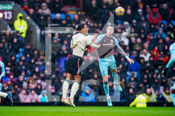 2022-02-13 - Burnley forward Wout Weghorst (9) wrestles with Liverpool defender Virgil van Dijk (4) during the English championship Premier League football match between Burnley and Liverpool on February 13, 2022 at Turf Moor in Burnley, England - BURNLEY VS LIVERPOOL - ENGLISH PREMIER LEAGUE - SOCCER