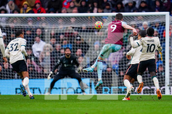 2022-02-13 - Burnley forward Wout Weghorst (9) takes a shot during the English championship Premier League football match between Burnley and Liverpool on February 13, 2022 at Turf Moor in Burnley, England - BURNLEY VS LIVERPOOL - ENGLISH PREMIER LEAGUE - SOCCER