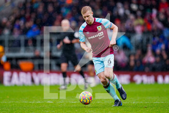 2022-02-13 - Burnley defender Ben Mee during the English championship Premier League football match between Burnley and Liverpool on February 13, 2022 at Turf Moor in Burnley, England - BURNLEY VS LIVERPOOL - ENGLISH PREMIER LEAGUE - SOCCER