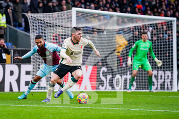 2022-02-13 - Liverpool defender Andrew Robertson (26) and Burnley midfielder Aaron Lennon (17) during the English championship Premier League football match between Burnley and Liverpool on February 13, 2022 at Turf Moor in Burnley, England - BURNLEY VS LIVERPOOL - ENGLISH PREMIER LEAGUE - SOCCER