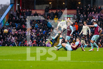 2022-02-13 - Liverpool forward Diogo Jota (20) takes a shot during the English championship Premier League football match between Burnley and Liverpool on February 13, 2022 at Turf Moor in Burnley, England - BURNLEY VS LIVERPOOL - ENGLISH PREMIER LEAGUE - SOCCER